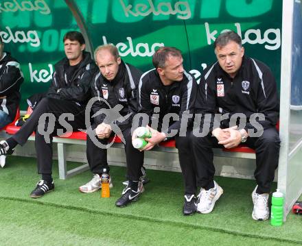 Fussball. Tipp3-Bundesliga. SK Austria Kaernten gegen SC Magna Wiener Neustadt. Co-Trainer Hannes Reinmayr, Co-Trainer Roman Stary, Tormanntrainer Wolfgang Thun-Hohenstein, Trainer Joze Prelogar (Austria Kaernten). Klagenfurt, 13.5.2010. 
Foto: Kuess 

---
pressefotos, pressefotografie, kuess, qs, qspictures, sport, bild, bilder, bilddatenbank