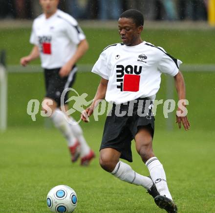 Fussball Kaerntner Liga. SVG Bleiburg gegen ATSV Wolfsberg. Maxwell Siaw (Bleiburg). Bleiburg, am 15.5.2010. 
Foto: Kuess
---
pressefotos, pressefotografie, kuess, qs, qspictures, sport, bild, bilder, bilddatenbank