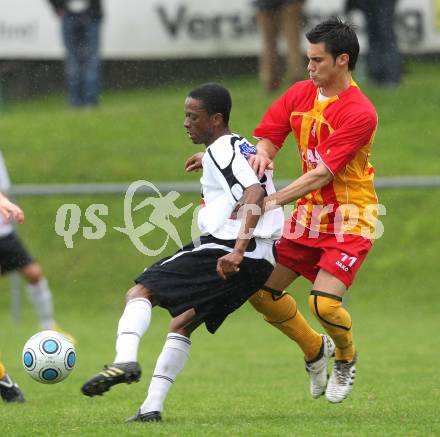 Fussball Kaerntner Liga. SVG Bleiburg gegen ATSV Wolfsberg. Maxwell Siaw (Bleiburg), Denis Curic (Wolfsberg). Bleiburg, am 15.5.2010. 
Foto: Kuess
---
pressefotos, pressefotografie, kuess, qs, qspictures, sport, bild, bilder, bilddatenbank