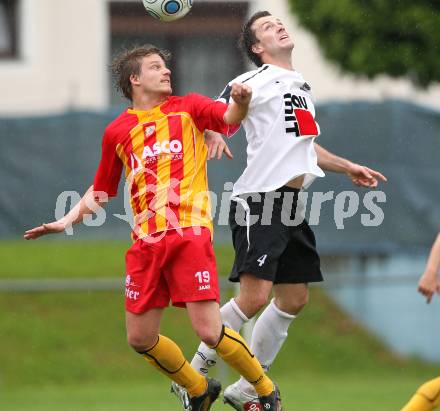 Fussball Kaerntner Liga. SVG Bleiburg gegen ATSV Wolfsberg. Toni Smrtnik (Bleiburg), Wolfgang Manfred Rader (Wolfsberg). Bleiburg, am 15.5.2010. 
Foto: Kuess
---
pressefotos, pressefotografie, kuess, qs, qspictures, sport, bild, bilder, bilddatenbank