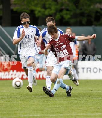 Fussball. Kaerntner Liga. SK Treibach gegen SV Feldkirchen. Hutter Christian, Schweighofer Karl (Treibach), Sick Thomas (Feldkirchen). Treibach, 16.5.2010.
Foto: Kuess
---
pressefotos, pressefotografie, kuess, qs, qspictures, sport, bild, bilder, bilddatenbank