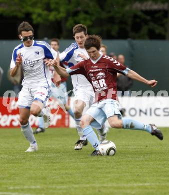 Fussball. Kaerntner Liga. SK Treibach gegen SV Feldkirchen. Hutter Christian, Schweighofer Karl (Treibach), Sick Thomas (Feldkirchen). Treibach, 16.5.2010.
Foto: Kuess
---
pressefotos, pressefotografie, kuess, qs, qspictures, sport, bild, bilder, bilddatenbank