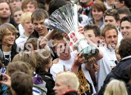 Fussbal. OEFB Stiegl Cup. Sturm Graz gegen FC Magna Wiener Neustadt. Torschuetze Klemen Lavric umringt von Fans (Graz). Klagenfurt, 16.5.2010. 
Foto: Kuess 

---
pressefotos, pressefotografie, kuess, qs, qspictures, sport, bild, bilder, bilddatenbank