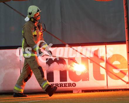 Fussball. Laenderspiel Oesterreich gegen Kroatien.Feuerwehrmann mit bengalischem Feuer (Feuerwerkskoerper). Klagenfurt, 19.5.2010. 
Foto: Kuess 

---
pressefotos, pressefotografie, kuess, qs, qspictures, sport, bild, bilder, bilddatenbank