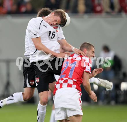 Fussball. Laenderspiel Oesterreich gegen Kroatien. Sebastian Proedl, (Oesterreich), Mladen Petric (Kroatien). Klagenfurt, 19.5.2010. 
Foto: Kuess 

---
pressefotos, pressefotografie, kuess, qs, qspictures, sport, bild, bilder, bilddatenbank