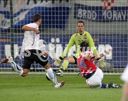 Fussball. Laenderspiel Oesterreich gegen Kroatien.  Aleksandar Dragovic, Juergen Macho(Oesterreich), 0:1 durch Mate Bilic, (Kroatien). Klagenfurt, 19.5.2010. 
Foto: Kuess 

---
pressefotos, pressefotografie, kuess, qs, qspictures, sport, bild, bilder, bilddatenbank