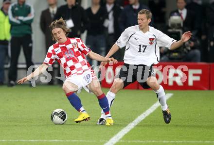 Fussball. Laenderspiel Oesterreich gegen Kroatien. Florian Klein, (Oesterreich), Luka Modric (Kroatien). Klagenfurt, 19.5.2010. 
Foto: Kuess 

---
pressefotos, pressefotografie, kuess, qs, qspictures, sport, bild, bilder, bilddatenbank