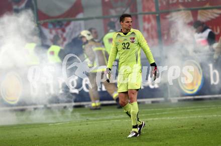 Fussball. Laenderspiel Oesterreich gegen Kroatien. Juergen Macho im eingenebelt (Oesterreich). Klagenfurt, 19.5.2010. 
Foto: Kuess 

---
pressefotos, pressefotografie, kuess, qs, qspictures, sport, bild, bilder, bilddatenbank