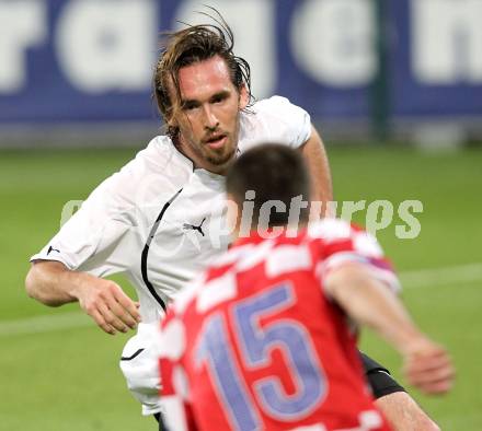 Fussball. Laenderspiel Oesterreich gegen Kroatien. Christian Fuchs, (Oesterreich), Drago Gabric (Kroatien). Klagenfurt, 19.5.2010. 
Foto: Kuess 

---
pressefotos, pressefotografie, kuess, qs, qspictures, sport, bild, bilder, bilddatenbank