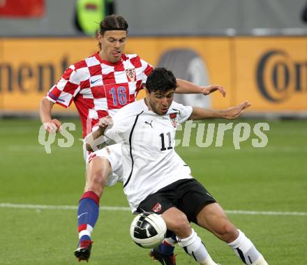 Fussball. Laenderspiel Oesterreich gegen Kroatien. Uemit Korkmaz, (Oesterreich), Tomislav Dujmovic (Kroatien). Klagenfurt, 19.5.2010. 
Foto: Kuess 

---
pressefotos, pressefotografie, kuess, qs, qspictures, sport, bild, bilder, bilddatenbank