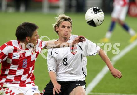 Fussball. Laenderspiel Oesterreich gegen Kroatien. Christoph Leitgeb, (Oesterreich), Ognjen Vukojevic (Kroatien). Klagenfurt, 19.5.2010. 
Foto: Kuess 

---
pressefotos, pressefotografie, kuess, qs, qspictures, sport, bild, bilder, bilddatenbank