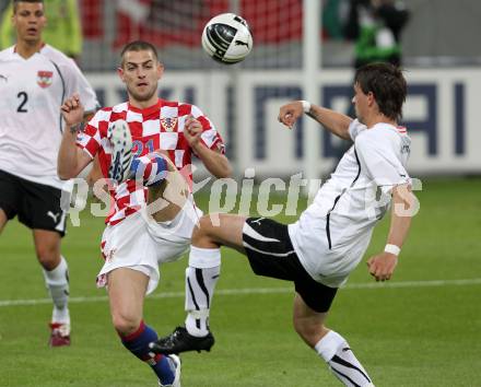 Fussball. Laenderspiel Oesterreich gegen Kroatien. Martin Harnik, (Oesterreich),  Mladen Petric (Kroatien). Klagenfurt, 19.5.2010. 
Foto: Kuess 

---
pressefotos, pressefotografie, kuess, qs, qspictures, sport, bild, bilder, bilddatenbank