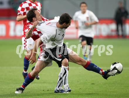 Fussball. Laenderspiel Oesterreich gegen Kroatien. Roman Wallner, (Oesterreich), Gordon Schildenfeld (Kroatien). Klagenfurt, 19.5.2010. 
Foto: Kuess 

---
pressefotos, pressefotografie, kuess, qs, qspictures, sport, bild, bilder, bilddatenbank