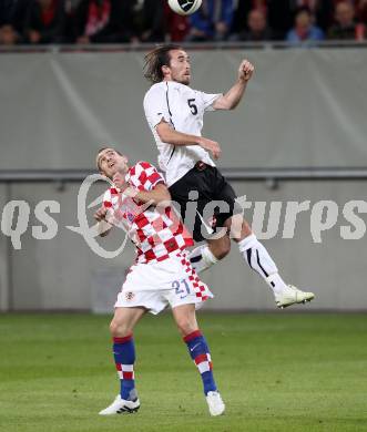 Fussball. Laenderspiel Oesterreich gegen Kroatien. Christian Fuchs, (Oesterreich), Mladen Petric (Kroatien). Klagenfurt, 19.5.2010. 
Foto: Kuess 

---
pressefotos, pressefotografie, kuess, qs, qspictures, sport, bild, bilder, bilddatenbank