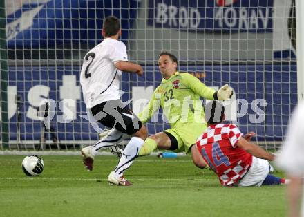 Fussball. Laenderspiel Oesterreich gegen Kroatien.  Aleksandar Dragovic, Juergen Macho (Oesterreich),  0:1 durch Mate Bilic (Kroatien). Klagenfurt, 19.5.2010. 
Foto: Kuess 

---
pressefotos, pressefotografie, kuess, qs, qspictures, sport, bild, bilder, bilddatenbank