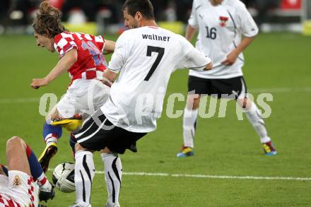 Fussball. Laenderspiel Oesterreich gegen Kroatien. Roman Wallner, (Oesterreich), Luka Modric (Kroatien). Klagenfurt, 19.5.2010. 
Foto: Kuess 

---
pressefotos, pressefotografie, kuess, qs, qspictures, sport, bild, bilder, bilddatenbank