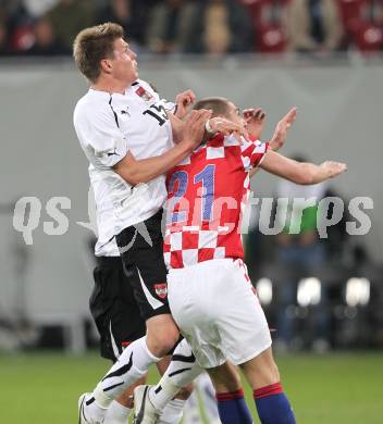 Fussball. Laenderspiel Oesterreich gegen Kroatien. Sebastian Proedl  (Oesterreich), Mladen Petric (Kroatien). Klagenfurt, 19.5.2010. 
Foto: Kuess 

---
pressefotos, pressefotografie, kuess, qs, qspictures, sport, bild, bilder, bilddatenbank