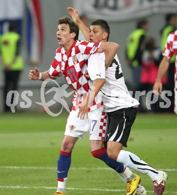 Fussball. Laenderspiel Oesterreich gegen Kroatien. Aleksandar Dragovic (Oesterreich), Mario Mandzukic (Kroatien). Klagenfurt, 19.5.2010. 
Foto: Kuess 

---
pressefotos, pressefotografie, kuess, qs, qspictures, sport, bild, bilder, bilddatenbank