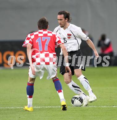 Fussball. Laenderspiel Oesterreich gegen Kroatien. Christian Fuchs (Oesterreich), Mario Mandzukic (Kroatien). Klagenfurt, 19.5.2010. 
Foto: Kuess 

---
pressefotos, pressefotografie, kuess, qs, qspictures, sport, bild, bilder, bilddatenbank