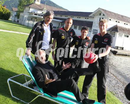 Fussball Laenderspiel Oesterreich gegen Kroatien. Vorberichte. Teamchef Dietmar Constantini, Patrick Wolf, Zlatko Junuzovic, Marc Janko, Landeshauptmann Gerhard Doerfler. Poertschach, am 18.5.2010.
Foto: Kuess
---
pressefotos, pressefotografie, kuess, qs, qspictures, sport, bild, bilder, bilddatenbank