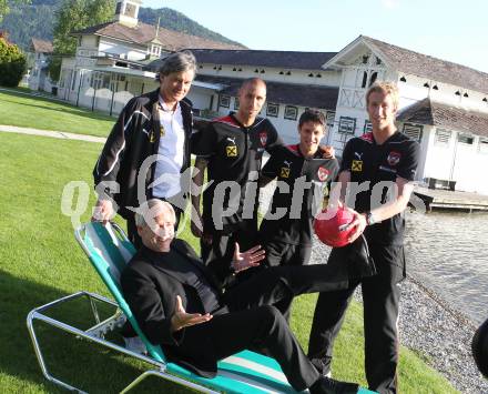 Fussball Laenderspiel Oesterreich gegen Kroatien. Vorberichte. Teamchef Dietmar Constantini, Patrick Wolf, Zlatko Junuzovic, Marc Janko, Landeshauptmann Gerhard Doerfler. Poertschach, am 18.5.2010.
Foto: Kuess
---
pressefotos, pressefotografie, kuess, qs, qspictures, sport, bild, bilder, bilddatenbank