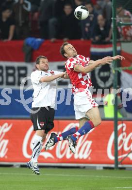 Fussball. Laenderspiel Oesterreich gegen Kroatien. Roman Wallner (Oesterreich), Gordon Schildenfeld (Kroatien). Klagenfurt, 19.5.2010. 
Foto: Kuess 

---
pressefotos, pressefotografie, kuess, qs, qspictures, sport, bild, bilder, bilddatenbank