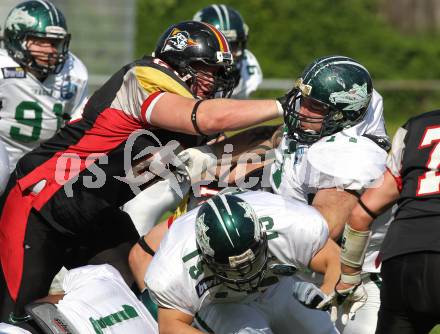 American Football. AFL. Carinthian Black Lions gegen Danube Dragons. Bernd Leitsoni (Carinthian Black Lions), Michael Kuehnmeyer (Danube Dragons) . Villach, am 24.5.2010.
Foto: Kuess
---
pressefotos, pressefotografie, kuess, qs, qspictures, sport, bild, bilder, bilddatenbank