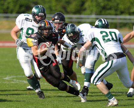 American Football. AFL. Carinthian Black Lions gegen Danube Dragons. Andreas Stossier (Carinthian Black Lions), Tibor Halmai, Michael Kuehnmeyer, Wolfgang Irbinger (Danube Dragons) . Villach, am 24.5.2010.
Foto: Kuess
---
pressefotos, pressefotografie, kuess, qs, qspictures, sport, bild, bilder, bilddatenbank