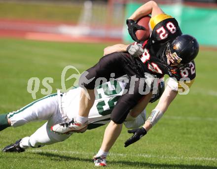 American Football. AFL. Carinthian Black Lions gegen Danube Dragons. Pico Rabitsch (Carinthian Black Lions), Jan Hoeck (Danube Dragons) . Villach, am 24.5.2010.
Foto: Kuess
---
pressefotos, pressefotografie, kuess, qs, qspictures, sport, bild, bilder, bilddatenbank