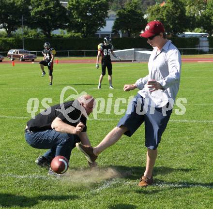 American Football. AFL. Carinthian Black Lions gegen Danube Dragons. Kick off durch  Michael Raffl . Villach, am 24.5.2010.
Foto: Kuess
---
pressefotos, pressefotografie, kuess, qs, qspictures, sport, bild, bilder, bilddatenbank