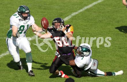 American Football. AFL. Carinthian Black Lions gegen Danube Dragons. Panagiotis Stylianopoulos (Carinthian Black Lions),  Martin Kuen, Jeffrey Cargile (Danube Dragons) . Villach, am 24.5.2010.
Foto: Kuess
---
pressefotos, pressefotografie, kuess, qs, qspictures, sport, bild, bilder, bilddatenbank