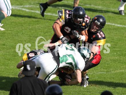 American Football. AFL. Carinthian Black Lions gegen Danube Dragons. Ramon Abdel Azim Mohamed, Ryan Mc Guire (Carinthian Black Lions),  Michael Janik (Danube Dragons) . Villach, am 24.5.2010.
Foto: Kuess
---
pressefotos, pressefotografie, kuess, qs, qspictures, sport, bild, bilder, bilddatenbank