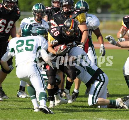 American Football. AFL. Carinthian Black Lions gegen Danube Dragons. Andreas Stossier (Carinthian Black Lions),  Wolfgang Irbinger (Danube Dragons) . Villach, am 24.5.2010.
Foto: Kuess
---
pressefotos, pressefotografie, kuess, qs, qspictures, sport, bild, bilder, bilddatenbank