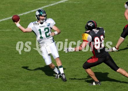 American Football. AFL. Carinthian Black Lions gegen Danube Dragons. Robert Trasolini (Carinthian Black Lions),  Erik Marty (Danube Dragons) . Villach, am 24.5.2010.
Foto: Kuess
---
pressefotos, pressefotografie, kuess, qs, qspictures, sport, bild, bilder, bilddatenbank