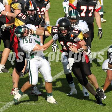 American Football. AFL. Carinthian Black Lions gegen Danube Dragons. Ryan Mc Guire (Carinthian Black Lions),  Jakob Baran (Danube Dragons) . Villach, am 24.5.2010.
Foto: Kuess
---
pressefotos, pressefotografie, kuess, qs, qspictures, sport, bild, bilder, bilddatenbank