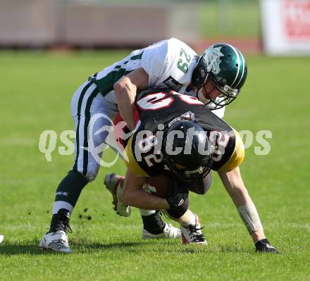 American Football. AFL. Carinthian Black Lions gegen Danube Dragons. Pico Rabitsch (Carinthian Black Lions),  Andreas Gigl (Danube Dragons) . Villach, am 24.5.2010.
Foto: Kuess
---
pressefotos, pressefotografie, kuess, qs, qspictures, sport, bild, bilder, bilddatenbank