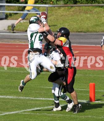 American Football. AFL. Carinthian Black Lions gegen Danube Dragons. Ryan Mc Guire (Carinthian Black Lions),  Wolfgang Irbinger (Danube Dragons) . Villach, am 24.5.2010.
Foto: Kuess
---
pressefotos, pressefotografie, kuess, qs, qspictures, sport, bild, bilder, bilddatenbank