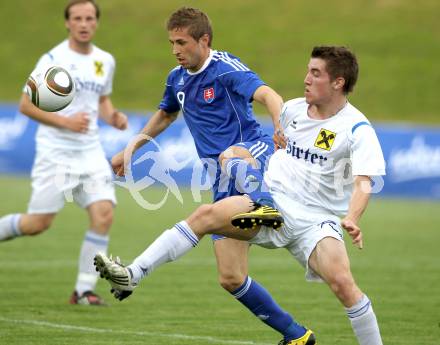 Fussball. Nationalmannschaft Slowakei gegen Kaernten Auswahl.  Stanislav Sestak,  (Slowakei),  Mathias Regal (Kaernten). St. Veit, am 26.5.2010.
Foto: Kuess

---
pressefotos, pressefotografie, kuess, qs, qspictures, sport, bild, bilder, bilddatenbank