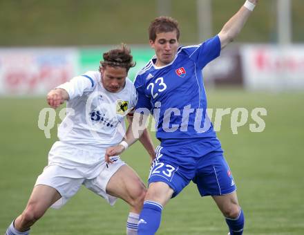 Fussball. Nationalmannschaft Slowakei gegen Kaernten Auswahl.  Peter Pekarik (Slowakei), Guenther Stoxreiter (Kaernten). St. Veit, am 26.5.2010.
Foto: Kuess


---
pressefotos, pressefotografie, kuess, qs, qspictures, sport, bild, bilder, bilddatenbank