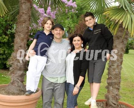 Eishockey. KAC. Jeffrey Shantz mit Frau Joanne und Kinder Owen und Ethan. Klagenfurt, 11.5.2010.
Foto: Kuess
---
pressefotos, pressefotografie, kuess, qs, qspictures, sport, bild, bilder, bilddatenbank