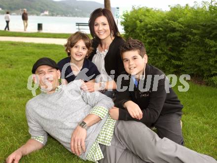 Eishockey. KAC. Jeffrey Shantz mit Frau Joanne und Kinder Owen und Ethan. Klagenfurt, 11.5.2010.
Foto: Kuess
---
pressefotos, pressefotografie, kuess, qs, qspictures, sport, bild, bilder, bilddatenbank