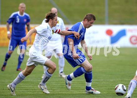 Fussball. Nationalmannschaft Slowakei gegen Kaernten Auswahl.  Juraj Kucka, (Slowakei),  Guenther Stoxreiter (Kaernten). St. Veit, am 26.5.2010.
Foto: Kuess

---
pressefotos, pressefotografie, kuess, qs, qspictures, sport, bild, bilder, bilddatenbank