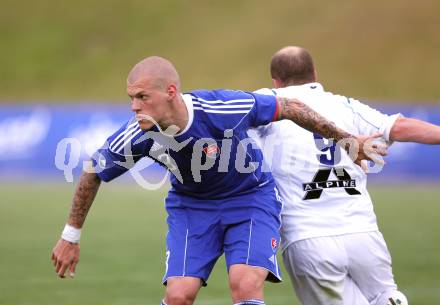 Fussball. Nationalmannschaft Slowakei gegen Kaernten Auswahl.  Martin Skrtel, (Slowakei),  Daniel Barrazutti (Kaernten). St. Veit, am 26.5.2010.
Foto: Kuess

---
pressefotos, pressefotografie, kuess, qs, qspictures, sport, bild, bilder, bilddatenbank