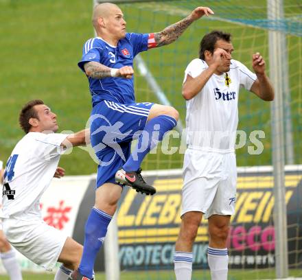 Fussball. Nationalmannschaft Slowakei gegen Kaernten Auswahl.  Martin Skrtel, (Slowakei), Robert Micheu (Kaernten). St. Veit, am 26.5.2010.
Foto: Kuess

---
pressefotos, pressefotografie, kuess, qs, qspictures, sport, bild, bilder, bilddatenbank