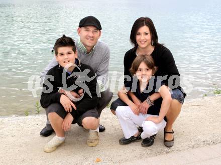 Eishockey. KAC. Jeffrey Shantz mit Frau Joanne und Kinder Owen und Ethan. Klagenfurt, 11.5.2010.
Foto: Kuess
---
pressefotos, pressefotografie, kuess, qs, qspictures, sport, bild, bilder, bilddatenbank