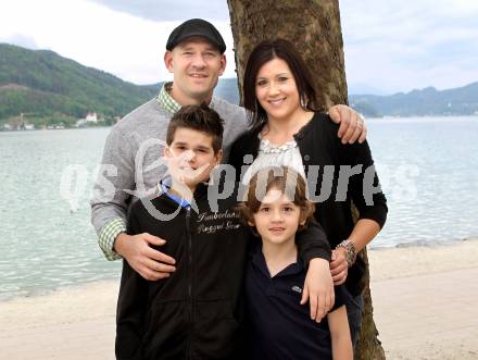 Eishockey. KAC. Jeffrey Shantz mit Frau Joanne und Kinder Owen und Ethan. Klagenfurt, 11.5.2010.
Foto: Kuess
---
pressefotos, pressefotografie, kuess, qs, qspictures, sport, bild, bilder, bilddatenbank