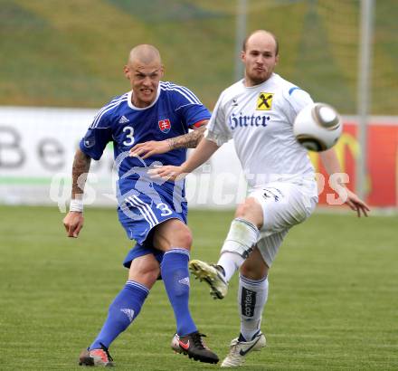 Fussball. Nationalmannschaft Slowakei gegen Kaernten Auswahl.  Martin Skrtel, (Slowakei),  Daniel Barrazutti (Kaernten). St. Veit, am 26.5.2010.
Foto: Kuess

---
pressefotos, pressefotografie, kuess, qs, qspictures, sport, bild, bilder, bilddatenbank