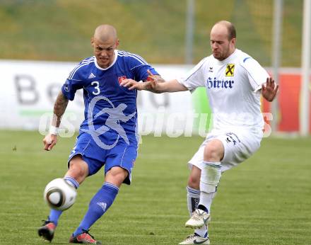 Fussball. Nationalmannschaft Slowakei gegen Kaernten Auswahl.  Martin Skrtel, (Slowakei),  Daniel Barrazutti (Kaernten). St. Veit, am 26.5.2010.
Foto: Kuess

---
pressefotos, pressefotografie, kuess, qs, qspictures, sport, bild, bilder, bilddatenbank