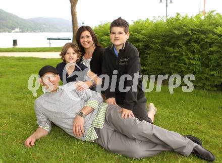 Eishockey. KAC. Jeffrey Shantz mit Frau Joanne und Kinder Owen und Ethan. Klagenfurt, 11.5.2010.
Foto: Kuess
---
pressefotos, pressefotografie, kuess, qs, qspictures, sport, bild, bilder, bilddatenbank