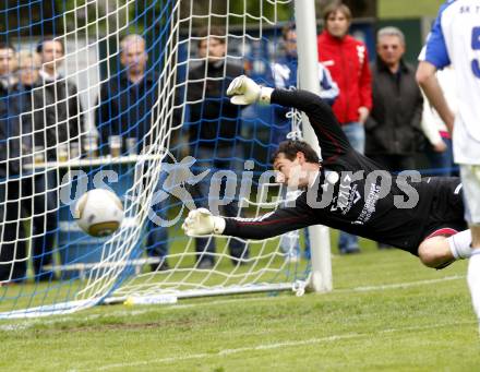 Fussball. Kaerntner Liga. SK Treibach gegen SV Feldkirchen. Rotschnig Juergen (Treibach). Treibach, 16.5.2010.
Foto: Kuess
---
pressefotos, pressefotografie, kuess, qs, qspictures, sport, bild, bilder, bilddatenbank